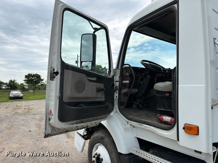 image for item EO8685 2006 Volvo VNM semi truck