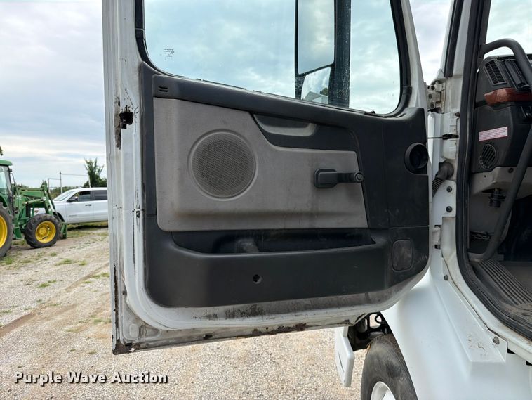 image for item EO8685 2006 Volvo VNM semi truck