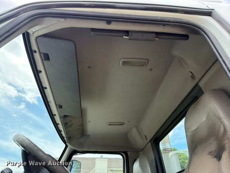 image for item EO8685 2006 Volvo VNM semi truck