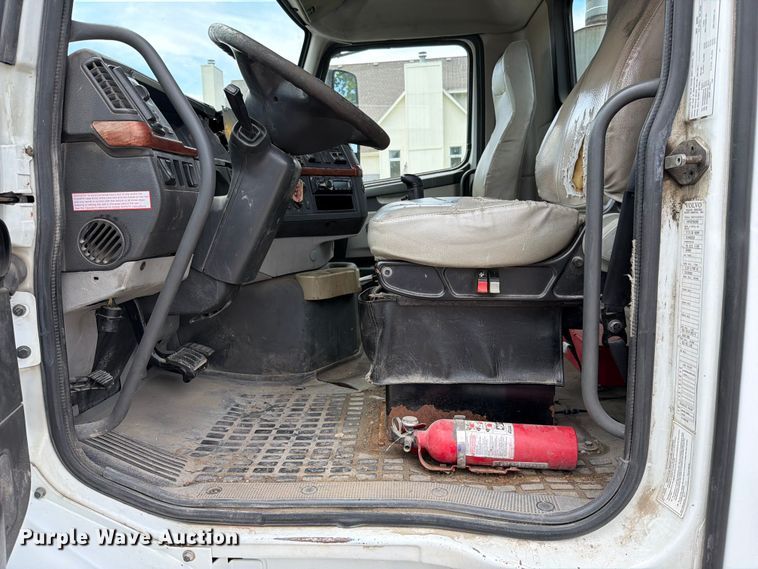 image for item EO8685 2006 Volvo VNM semi truck
