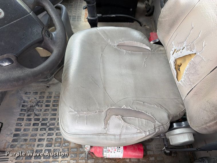 image for item EO8685 2006 Volvo VNM semi truck