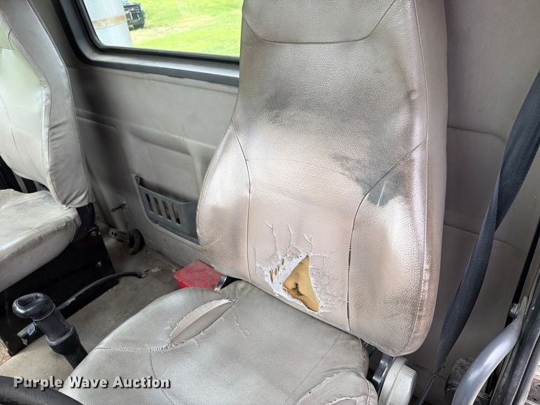 image for item EO8685 2006 Volvo VNM semi truck