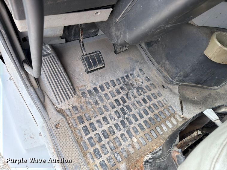 image for item EO8685 2006 Volvo VNM semi truck