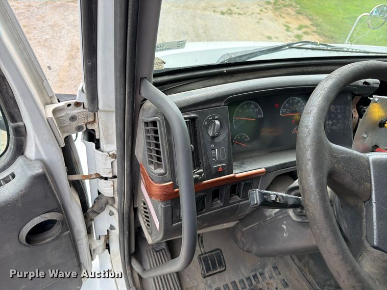 image for item EO8685 2006 Volvo VNM semi truck