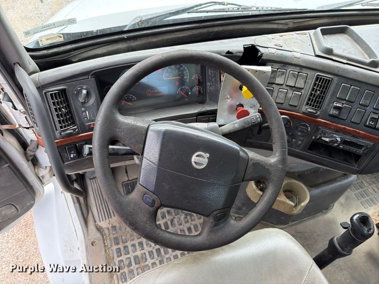image for item EO8685 2006 Volvo VNM semi truck