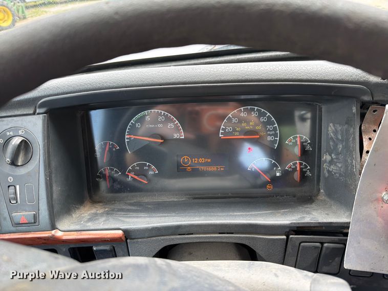 image for item EO8685 2006 Volvo VNM semi truck