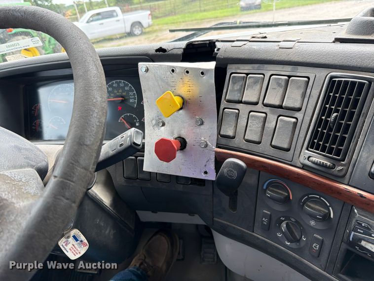 image for item EO8685 2006 Volvo VNM semi truck