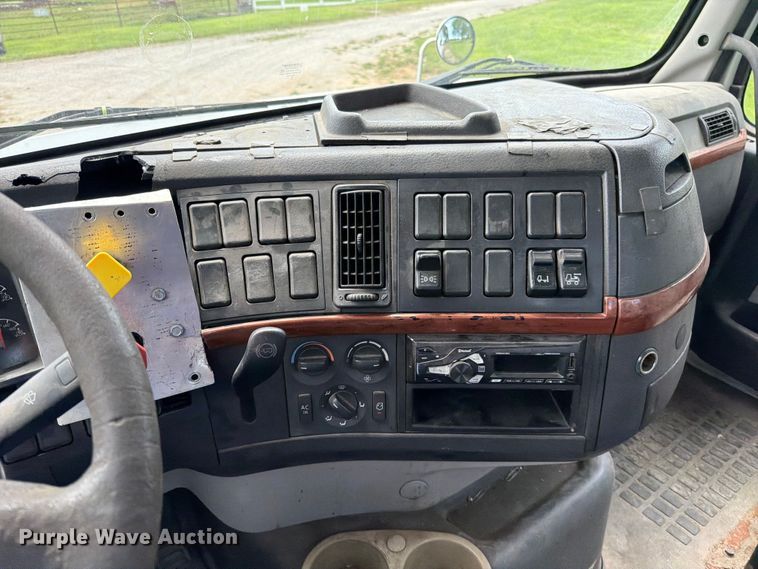 image for item EO8685 2006 Volvo VNM semi truck