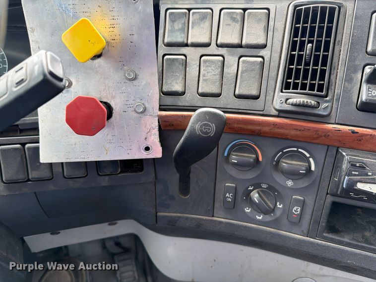image for item EO8685 2006 Volvo VNM semi truck