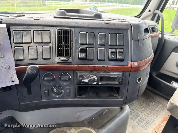 image for item EO8685 2006 Volvo VNM semi truck