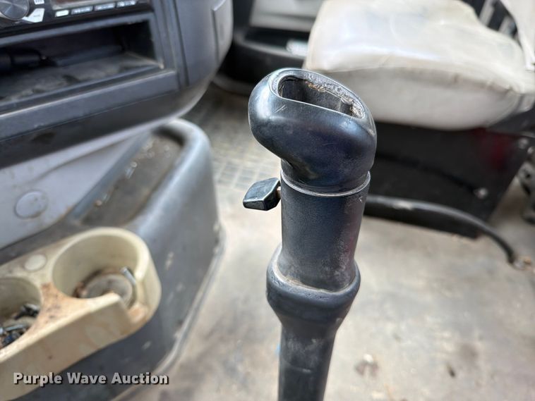 image for item EO8685 2006 Volvo VNM semi truck