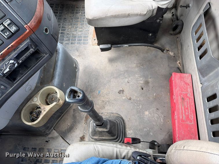 image for item EO8685 2006 Volvo VNM semi truck