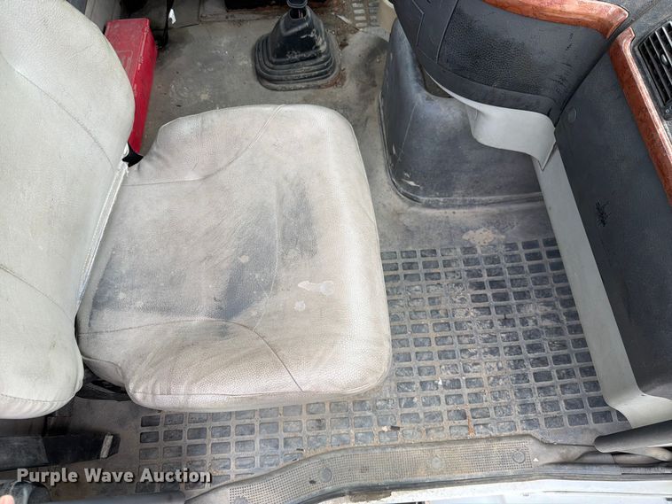 image for item EO8685 2006 Volvo VNM semi truck
