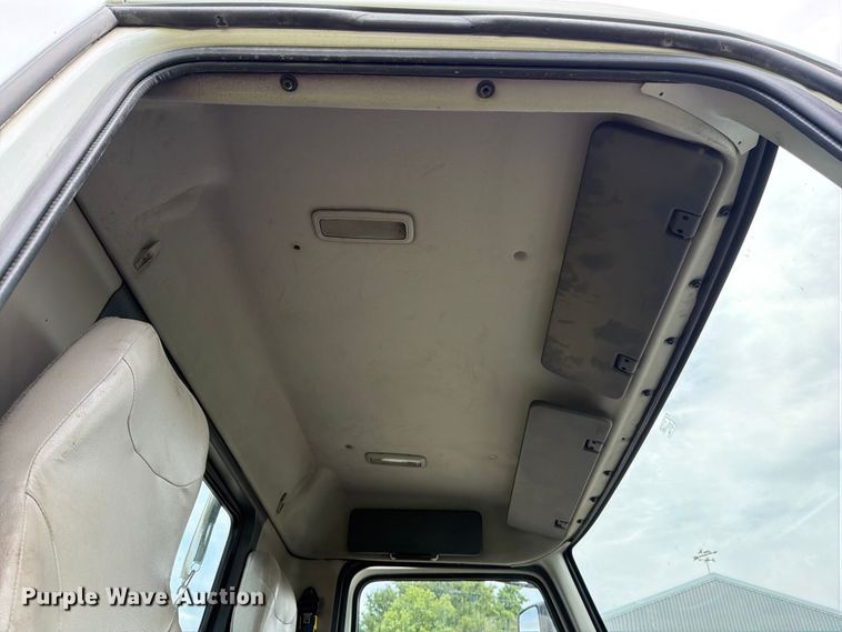 image for item EO8685 2006 Volvo VNM semi truck