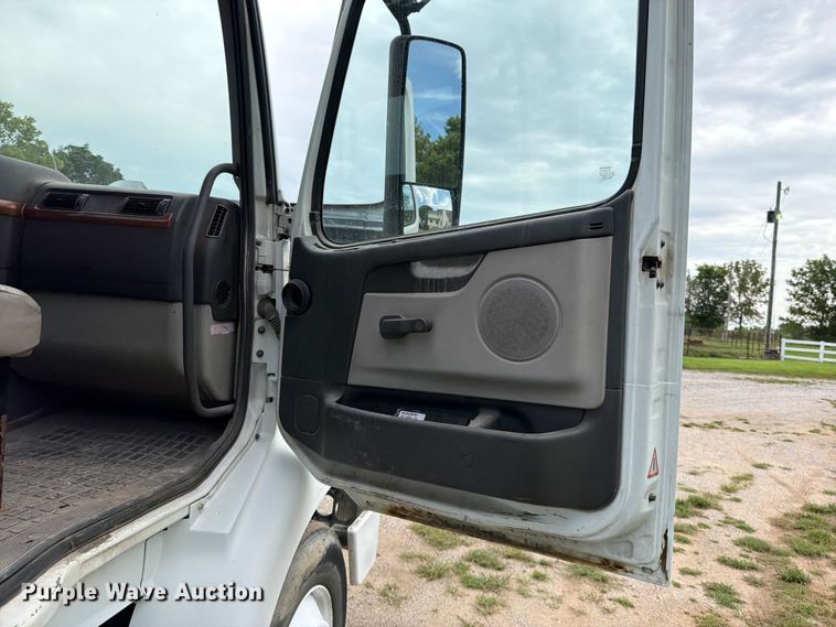 image for item EO8685 2006 Volvo VNM semi truck