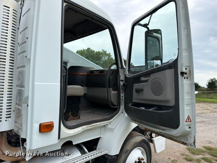 image for item EO8685 2006 Volvo VNM semi truck