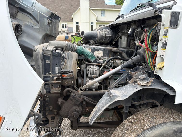 image for item EO8685 2006 Volvo VNM semi truck