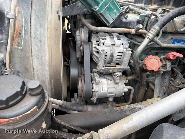 image for item EO8685 2006 Volvo VNM semi truck