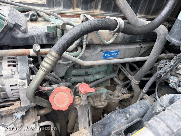 image for item EO8685 2006 Volvo VNM semi truck
