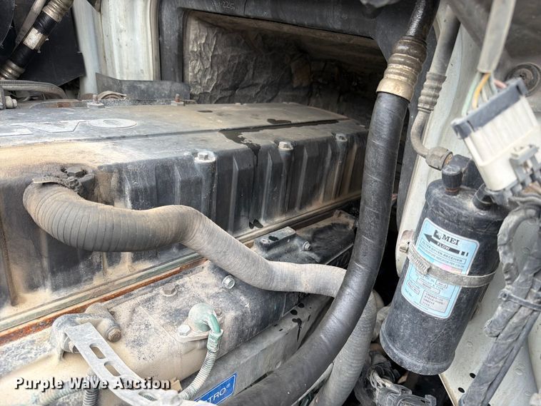 image for item EO8685 2006 Volvo VNM semi truck