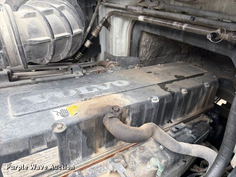 image for item EO8685 2006 Volvo VNM semi truck