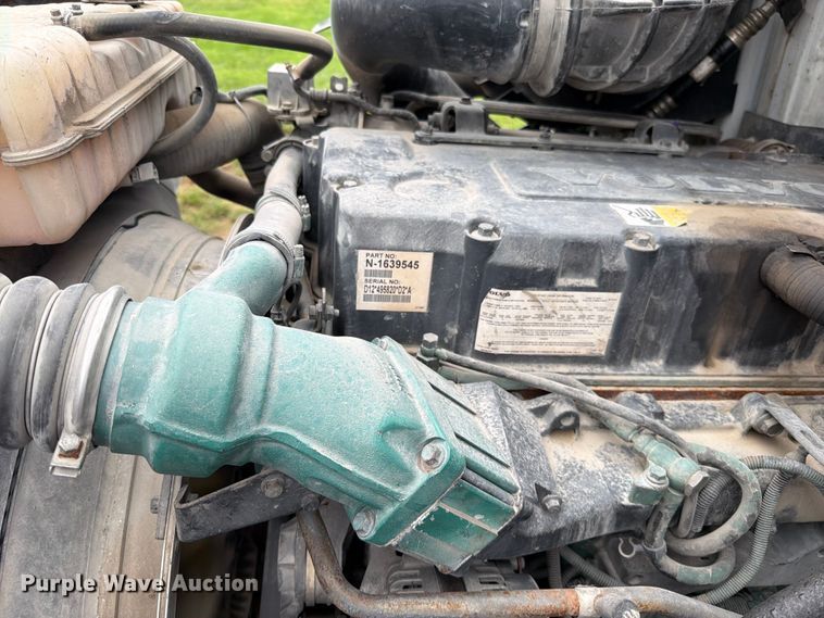 image for item EO8685 2006 Volvo VNM semi truck