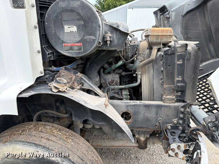 image for item EO8685 2006 Volvo VNM semi truck