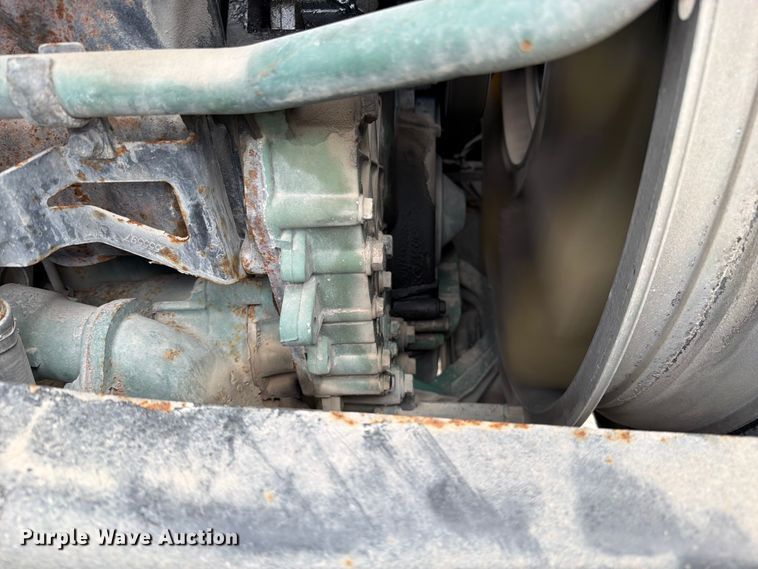 image for item EO8685 2006 Volvo VNM semi truck