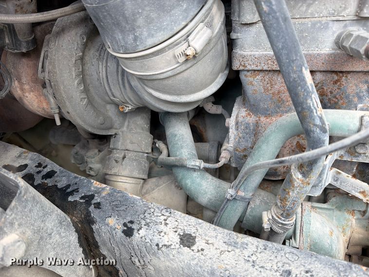 image for item EO8685 2006 Volvo VNM semi truck