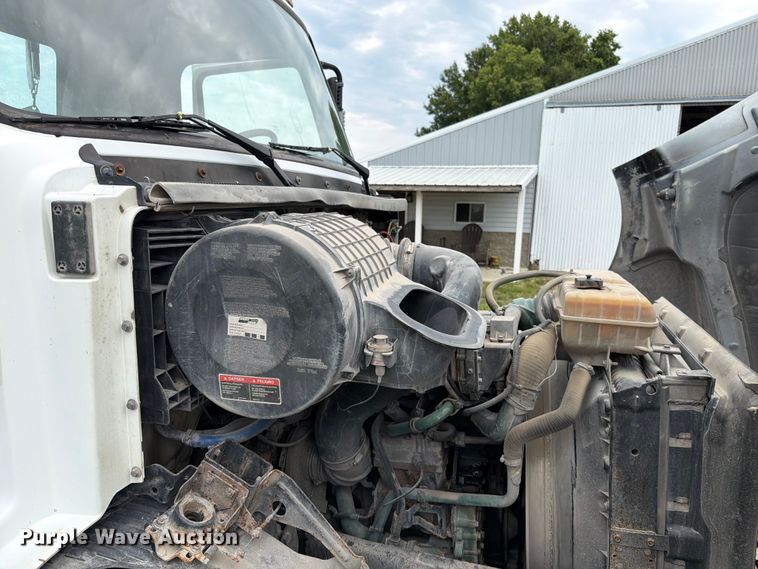 image for item EO8685 2006 Volvo VNM semi truck