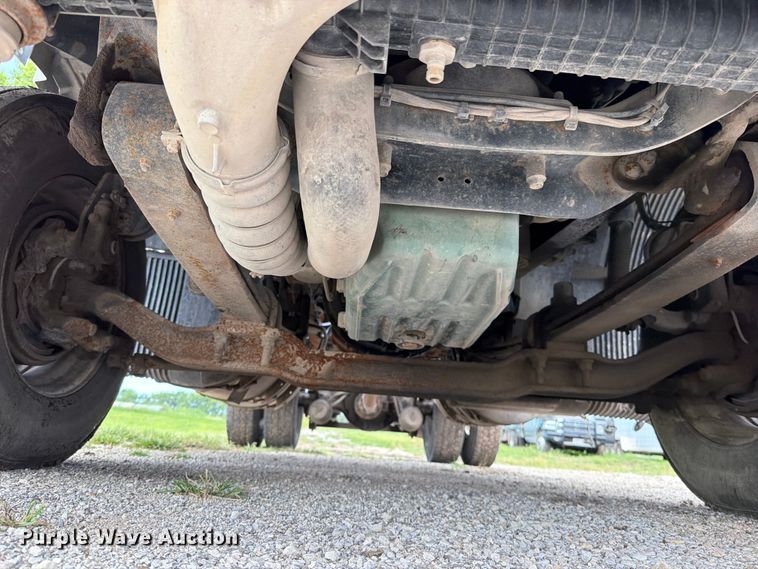 image for item EO8685 2006 Volvo VNM semi truck