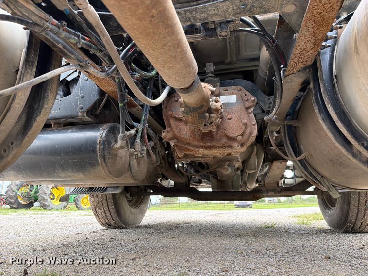 image for item EO8685 2006 Volvo VNM semi truck