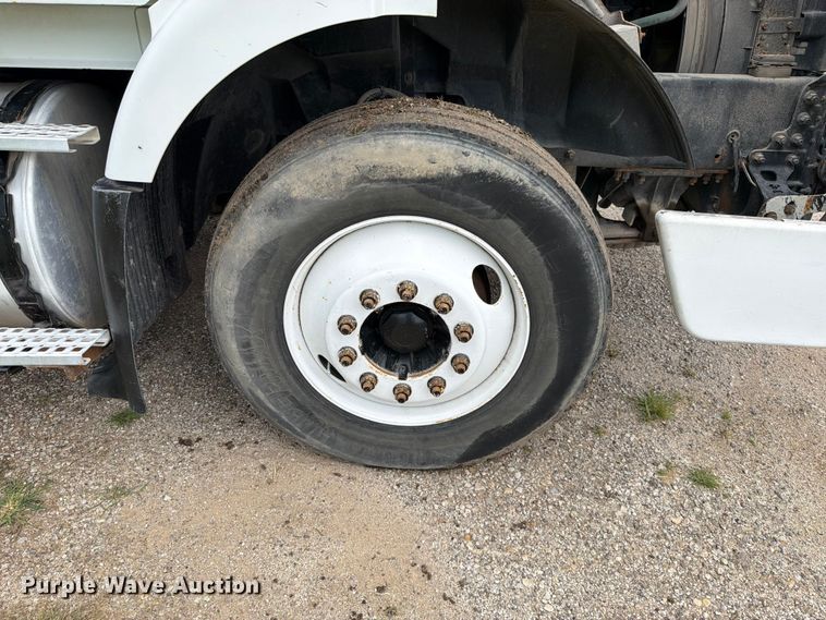 image for item EO8685 2006 Volvo VNM semi truck