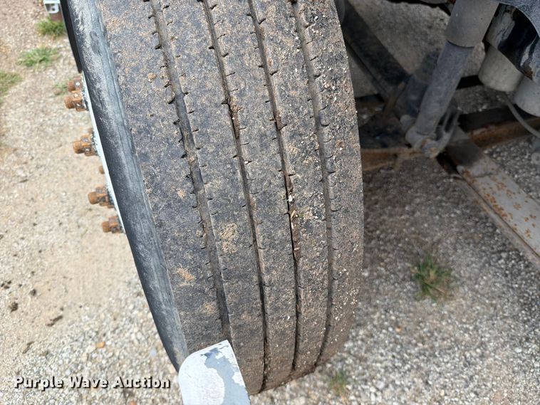 image for item EO8685 2006 Volvo VNM semi truck