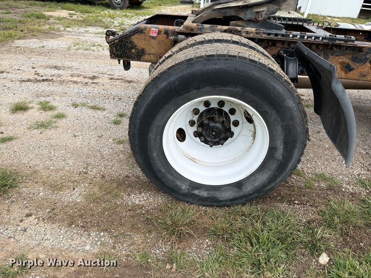 image for item EO8685 2006 Volvo VNM semi truck