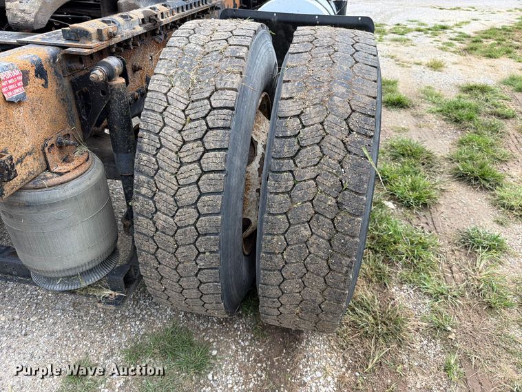 image for item EO8685 2006 Volvo VNM semi truck