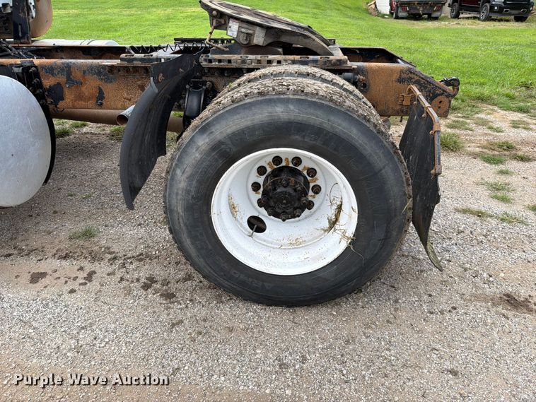 image for item EO8685 2006 Volvo VNM semi truck