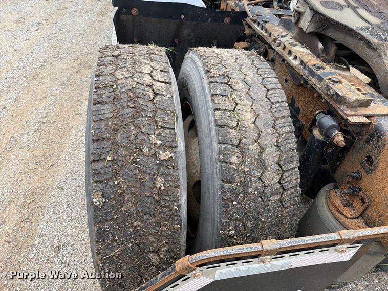 image for item EO8685 2006 Volvo VNM semi truck