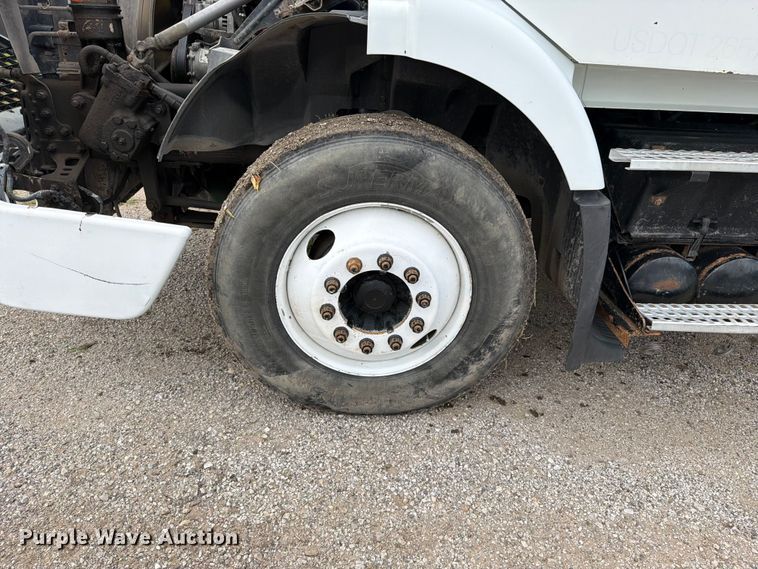 image for item EO8685 2006 Volvo VNM semi truck