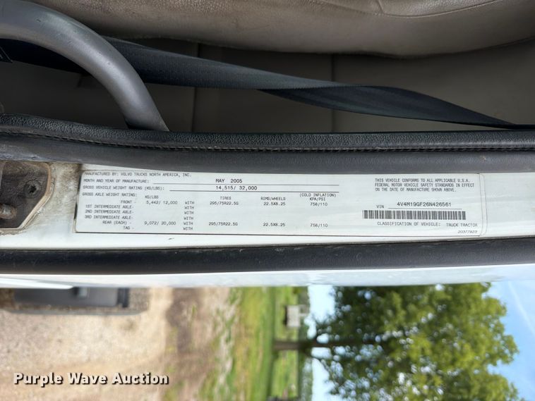 image for item EO8685 2006 Volvo VNM semi truck
