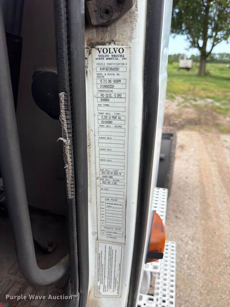 image for item EO8685 2006 Volvo VNM semi truck
