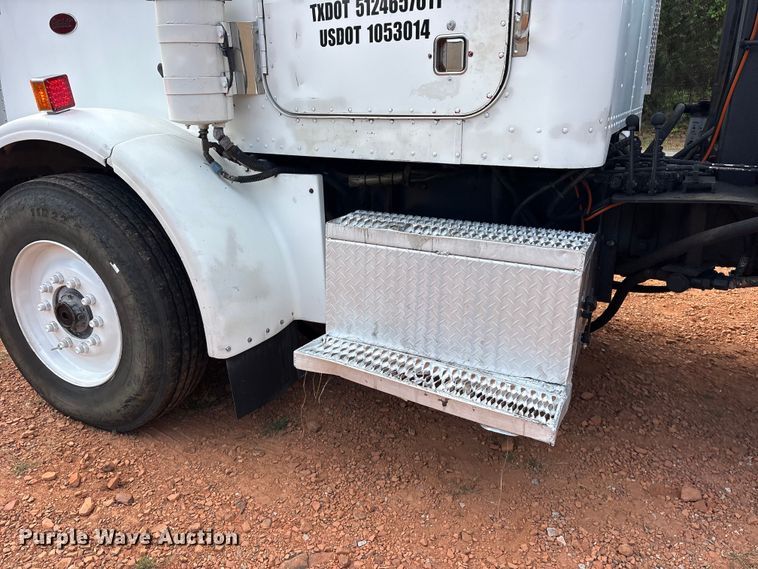 image for item ET0351 1993 Peterbilt 357 roll-off container truck