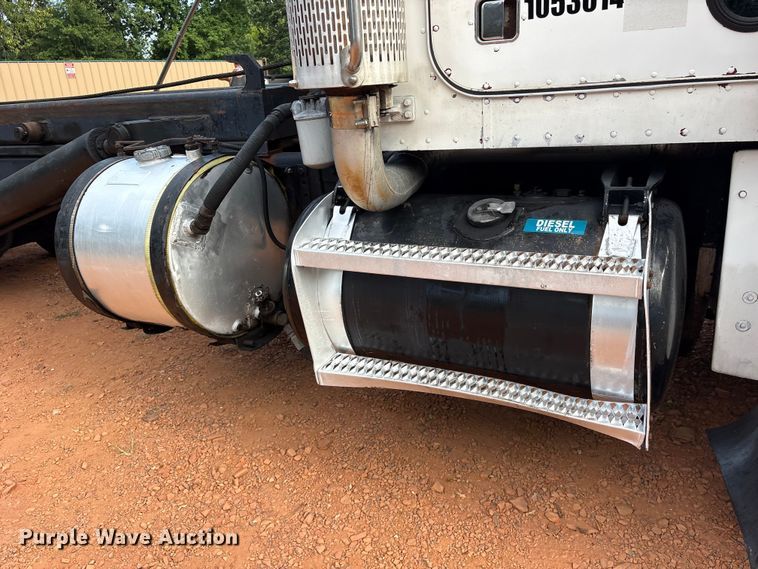 image for item ET0351 1993 Peterbilt 357 roll-off container truck