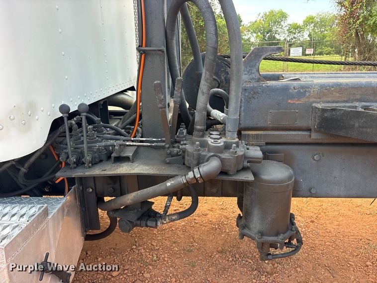 image for item ET0351 1993 Peterbilt 357 roll-off container truck