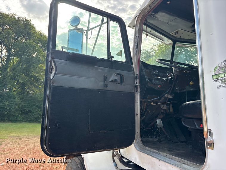 image for item ET0351 1993 Peterbilt 357 roll-off container truck