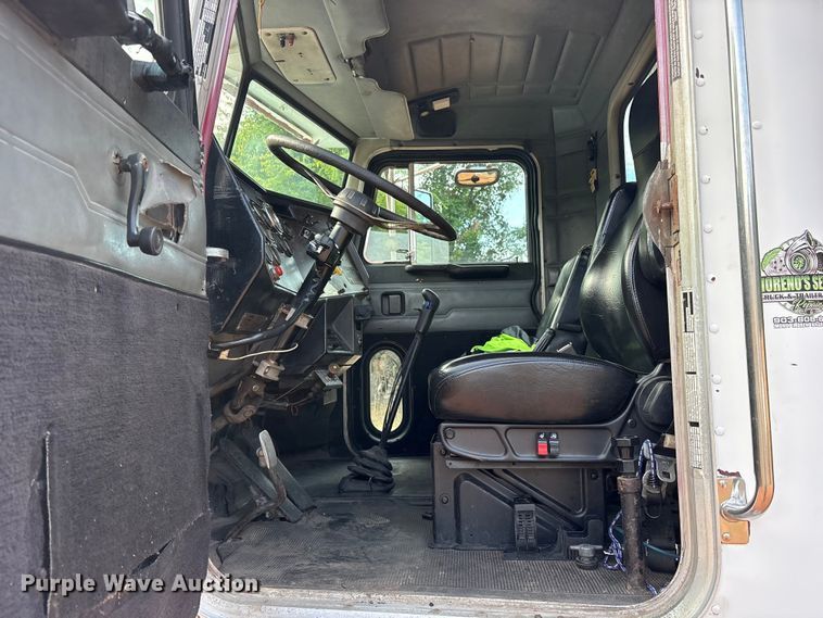 image for item ET0351 1993 Peterbilt 357 roll-off container truck