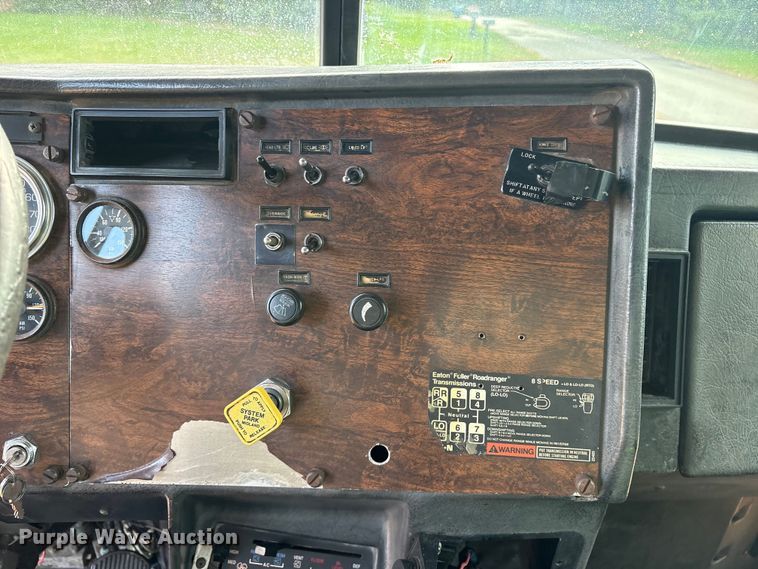 image for item ET0351 1993 Peterbilt 357 roll-off container truck
