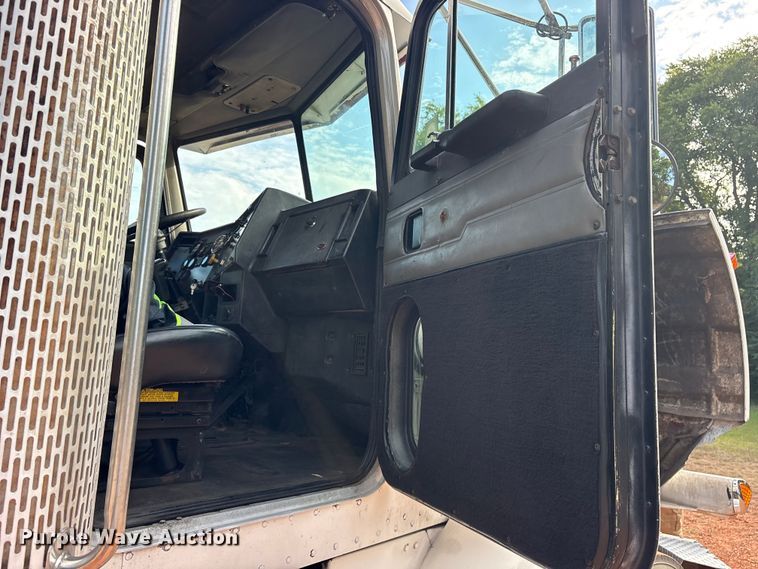 image for item ET0351 1993 Peterbilt 357 roll-off container truck