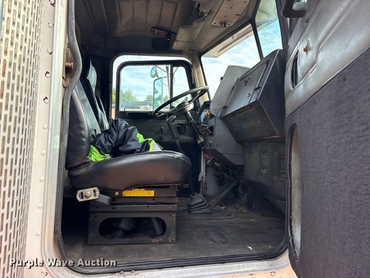 image for item ET0351 1993 Peterbilt 357 roll-off container truck