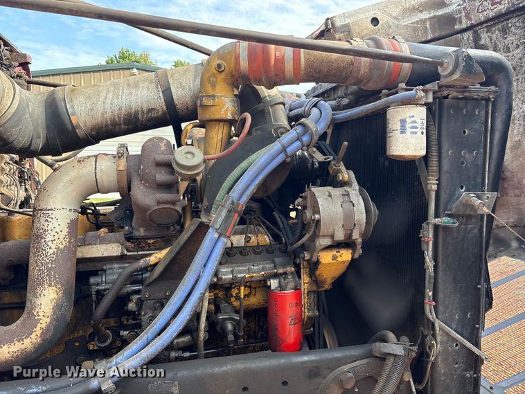 image for item ET0351 1993 Peterbilt 357 roll-off container truck